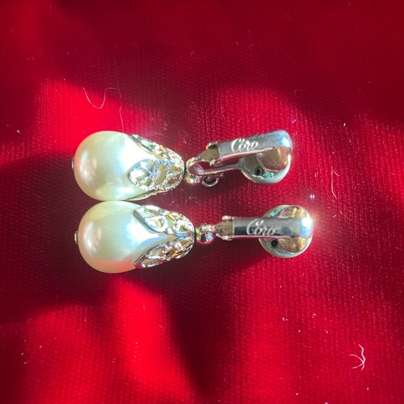 Vintage Coro Gold Tone Pearl Drop Clip On  Earrings - Picture 5 of 7